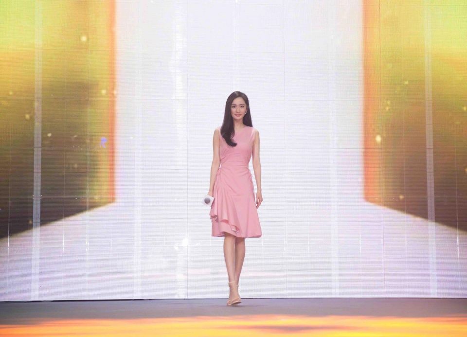 本以为杨幂是最会穿粉色的明星，但看到热巴才知道谁是人间水蜜桃