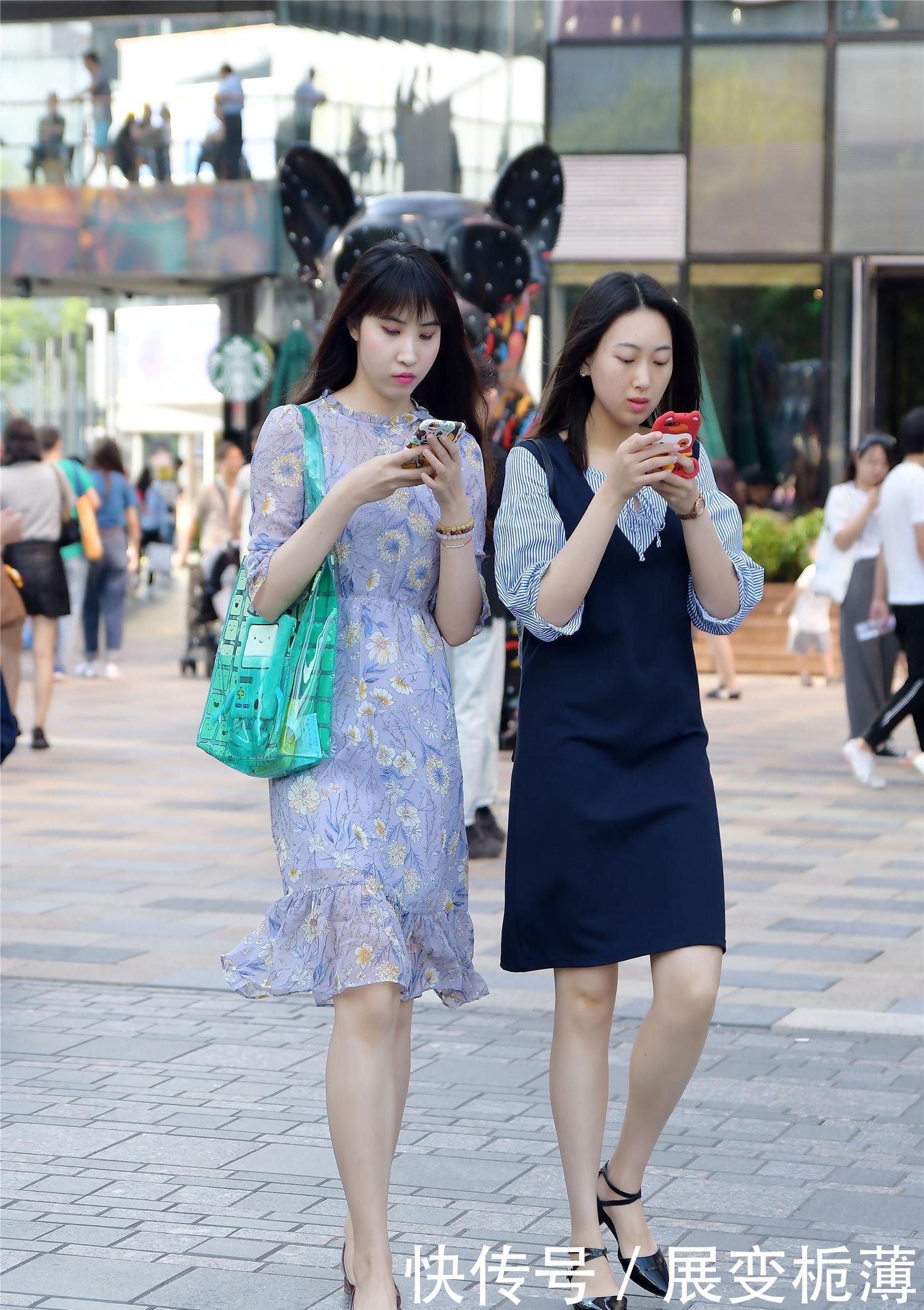 「牛仔裤搭配」很多时尚美女出门逛街会约上自己的好姐妹,这样逛街就不会单调了