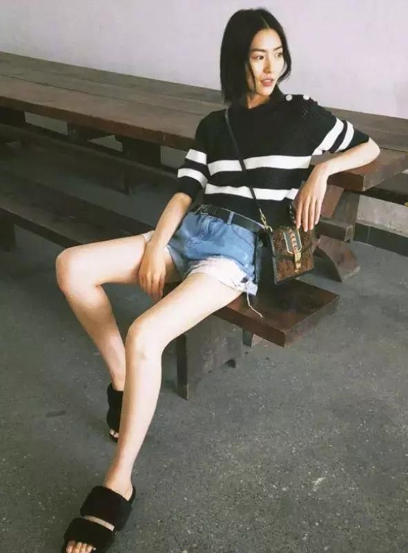 刘雯当真瘦！穿又短又破短裤坐下也不惧走光，网友：104斤我信了