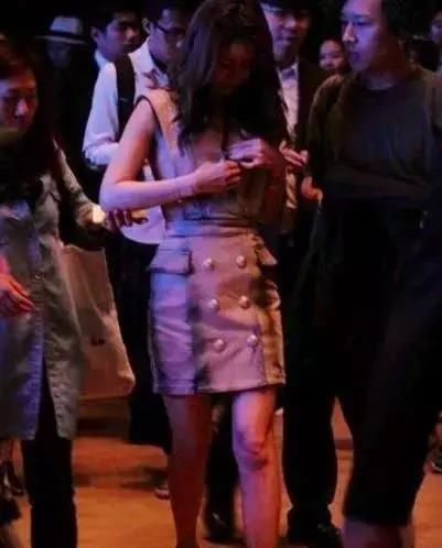 名气毁了靠卖肉？林心如出席一直用手捂住胸，霍建华都受不了！