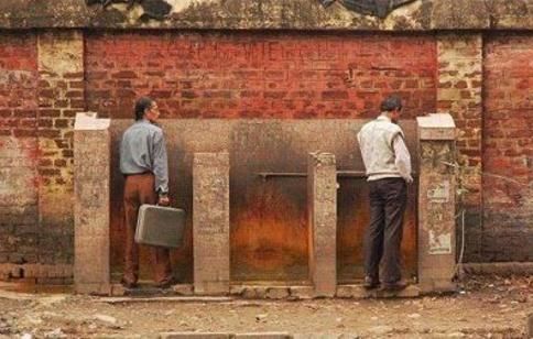 印度一对情侣来到中国旅游，向游客询问：你们这里没有厕所吗？