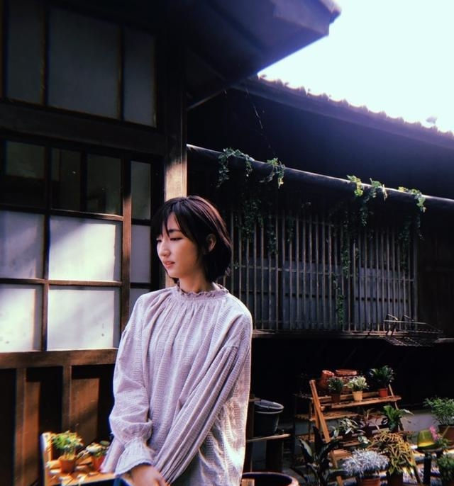  『清新』路人街拍,小姐姐非常的清新唯美,时尚的穿搭带着一点调皮感