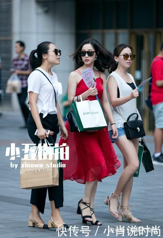 路人街拍:白色露腰背心搭配修身牛仔裤,勾勒出小姐姐纤细身材!