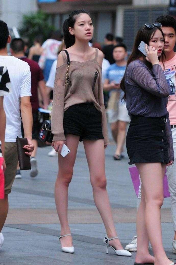 紧身裤上身优雅一点都不显臃肿，时尚又好看打造优雅女神范