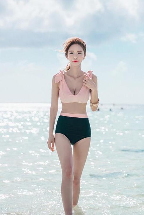 两个娇嫩丰盈的小姐姐,海滩撞衫同款比基尼泳衣,差距一目了然!