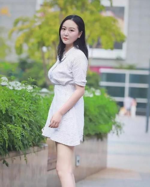  『美女』美女时尚街拍：身材高挑的美女，一件橙色背心配牛仔短裤，青春活力气质范