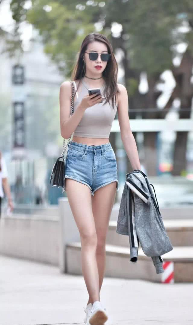 『美女』牛仔裤展现时尚活力的气息, 简约清爽又落落大方的感觉