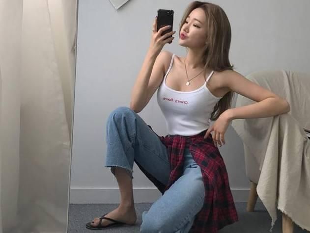 紧身的牛仔裤穿起来更美，衬托出凹凸有致的身材