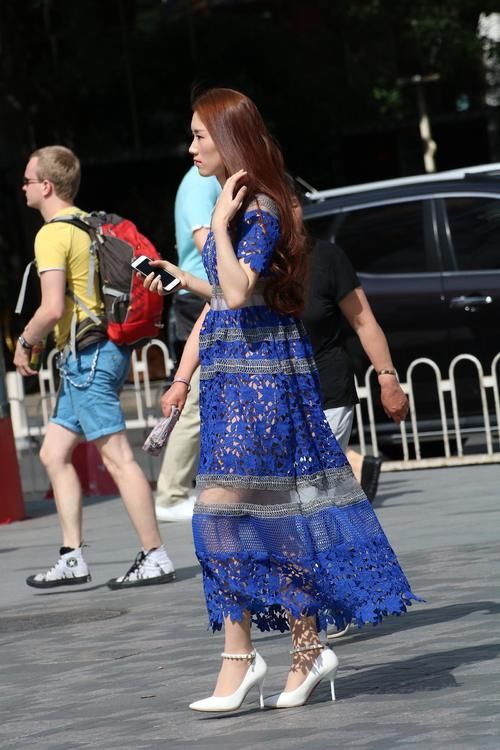 个性街拍：蓝色长裙美女，气质颜值身材样样都堪称完美