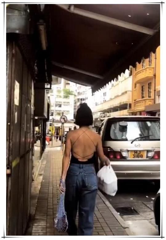 徐濠萦这么开放?穿个“肚兜”就去买菜，网友:陈奕迅能放心吗?