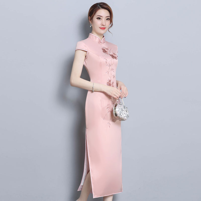 不论多大年纪的女人穿上旗袍都让人挪不开眼，美丽大方特别有气质