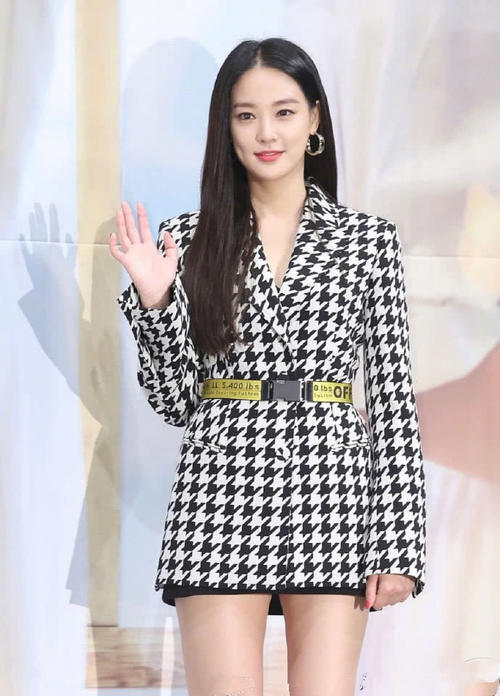 李珠妍和郑秀晶同穿西装玩下衣失踪，但是镜头移到腿上，我沉默了