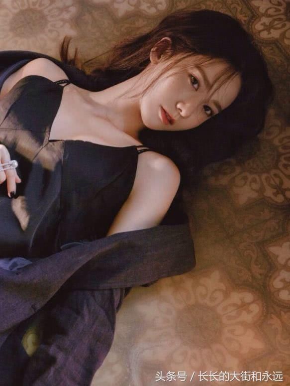 林允儿网洞丝袜造型，性感撩人的魅力，网友：第三张图最吸引人！