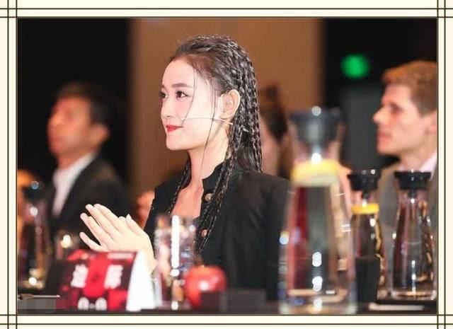 蒋依依完全长开了真美，不过这双腿才是真亮了，网友:这腿简直了