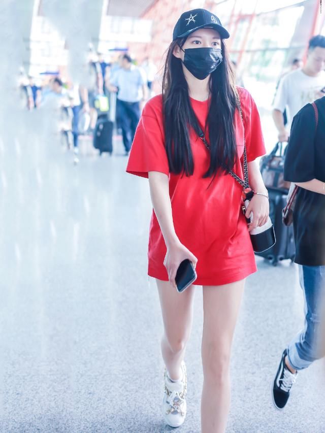 18岁欧阳娜娜与20岁程潇，穿红衣走机场，一个清纯一个性感！