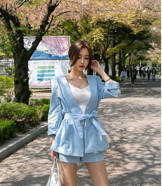 时尚街拍:小姐姐一件黑纱拼接连衣裙,让人依赖的“一抹黑色”