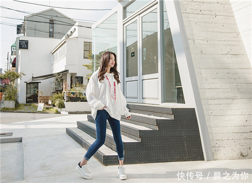  美女|时尚活力的牛仔裤美女，尽显淑女柔情，焕发摩登的时髦魅力！