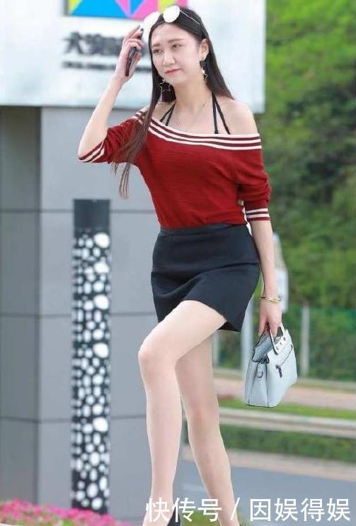 『 美女』喜欢小动物的美女都很漂亮,街拍:白色露肩衬衣搭配白色短裤上街
