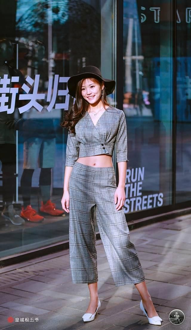  [搭配造型]时尚街拍：为何人们要好好地穿衣搭配？穿衣搭配到底是以便哪些？