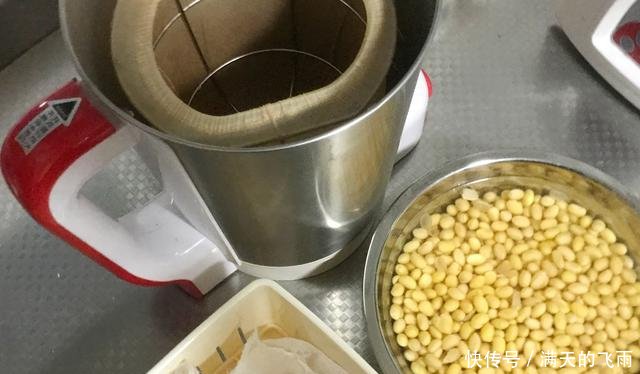  「做出来」想吃豆腐出不去，咋办那就用黄豆和白醋在家做一块豆腐来吃