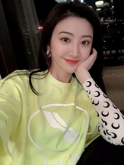  [时髦]这款冰丝印花打底衫魅力太大了！明星爱豆都pick它，穿上太时髦