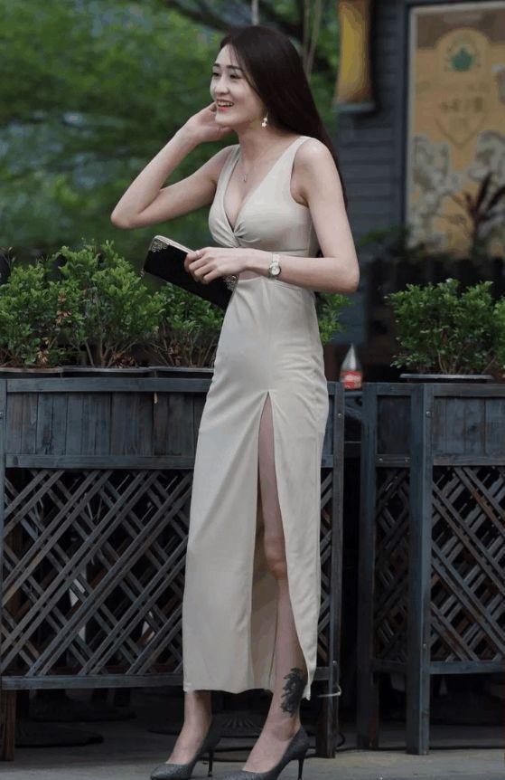 街拍：美女就是会穿，高开叉连衣裙真的是太美了！