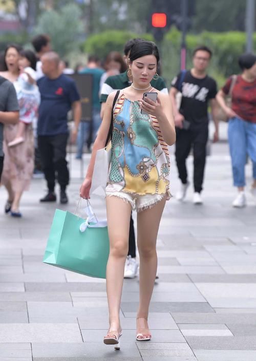  气质|简约清爽的穿搭风格，靓丽又显身材，气质女生们都喜欢