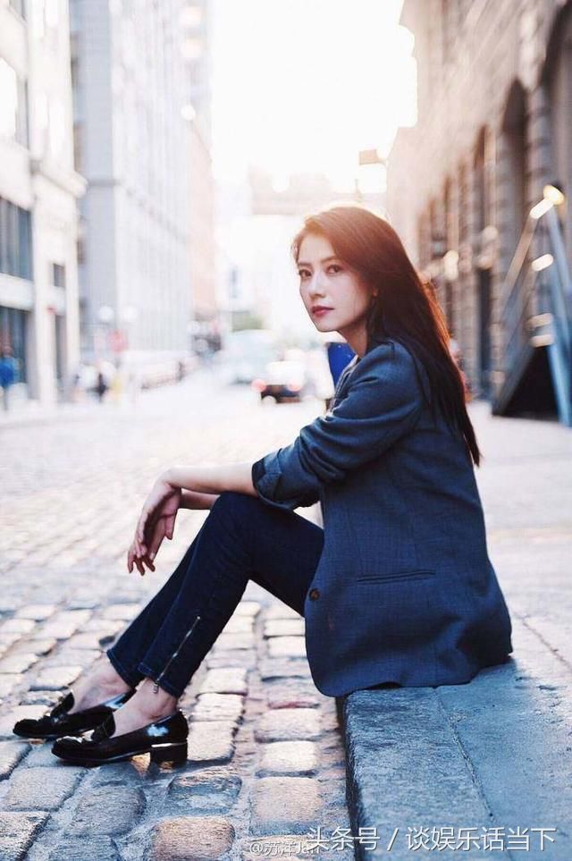 她身为街拍女王，永远得体的出现在镜头中，优雅高贵，清新脱俗