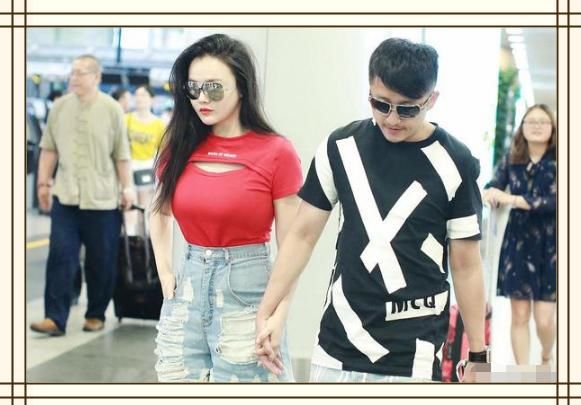 厉害了冉莹颖，上衣挖一孔显层次感，网友：这身材只有拳王hold住