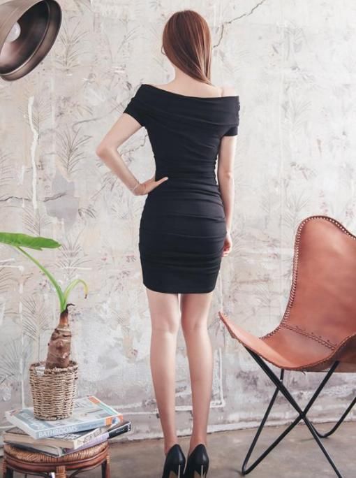 青春活力的紧身裙美女，秀出迷人曲线，展现高挑身材