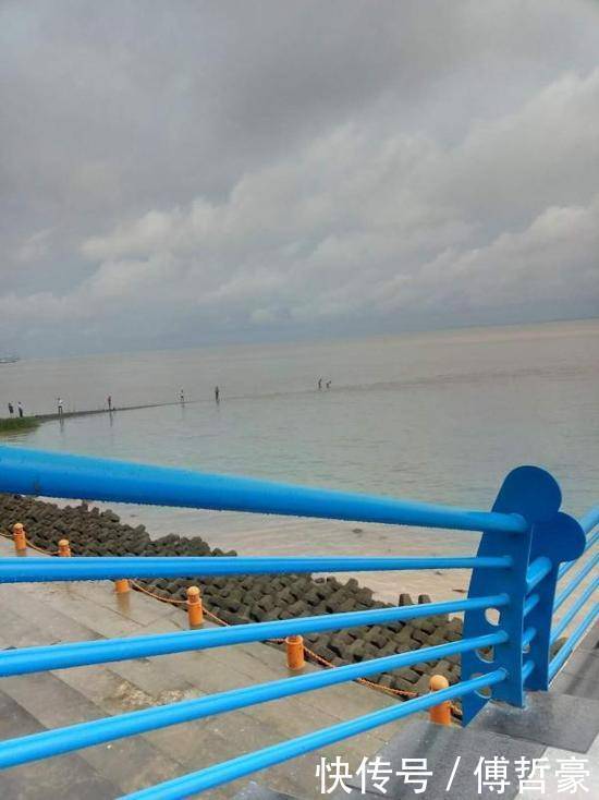 女生高考后见32岁男网友 江堤上嬉戏打闹落水