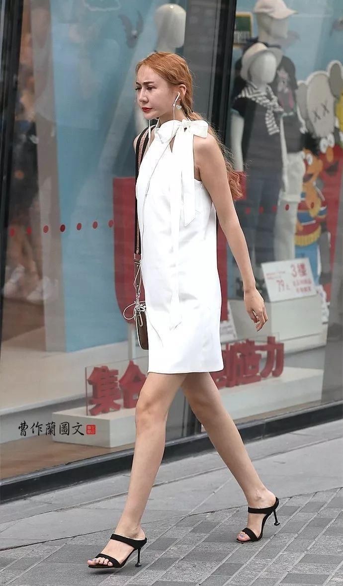 街拍:清凉不失妩媚的短裙美女