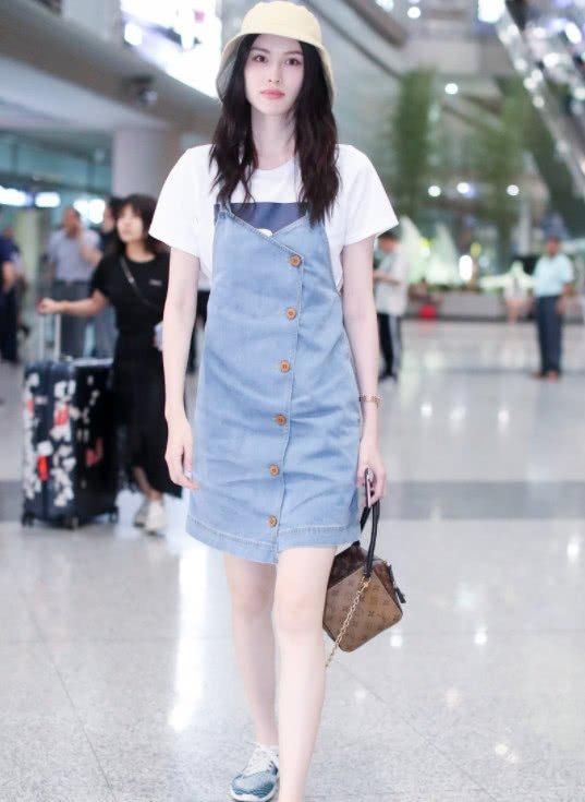 何穗机场新穿法，条纹裙到露出打底裤，网友:几乎美的像一条尤物