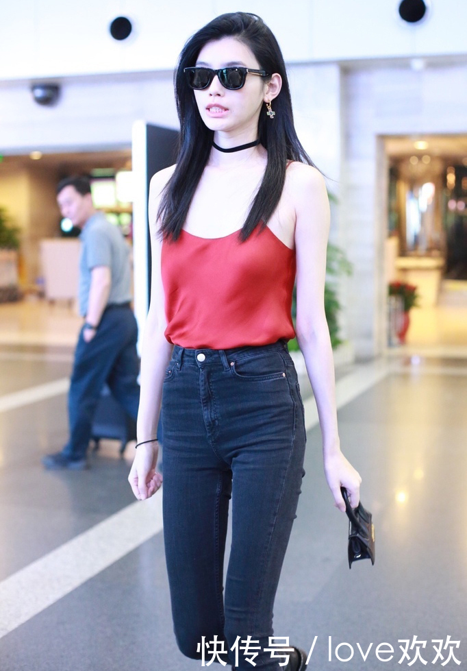 奚梦瑶穿件吊带就现身，领口快低过胸口了，这身材要逼死多少人！