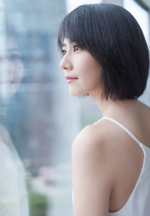 高圆圆穿吊带短裙清纯似18岁少女，甜美的笑容更是沁人心脾