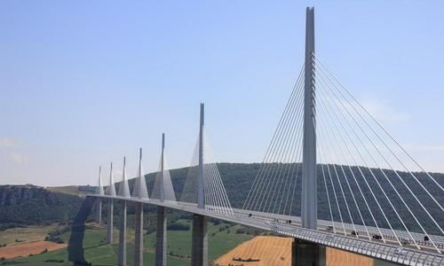 世界最高的桥梁之一，高达343米，全长2.5公里，建成仅耗时3年