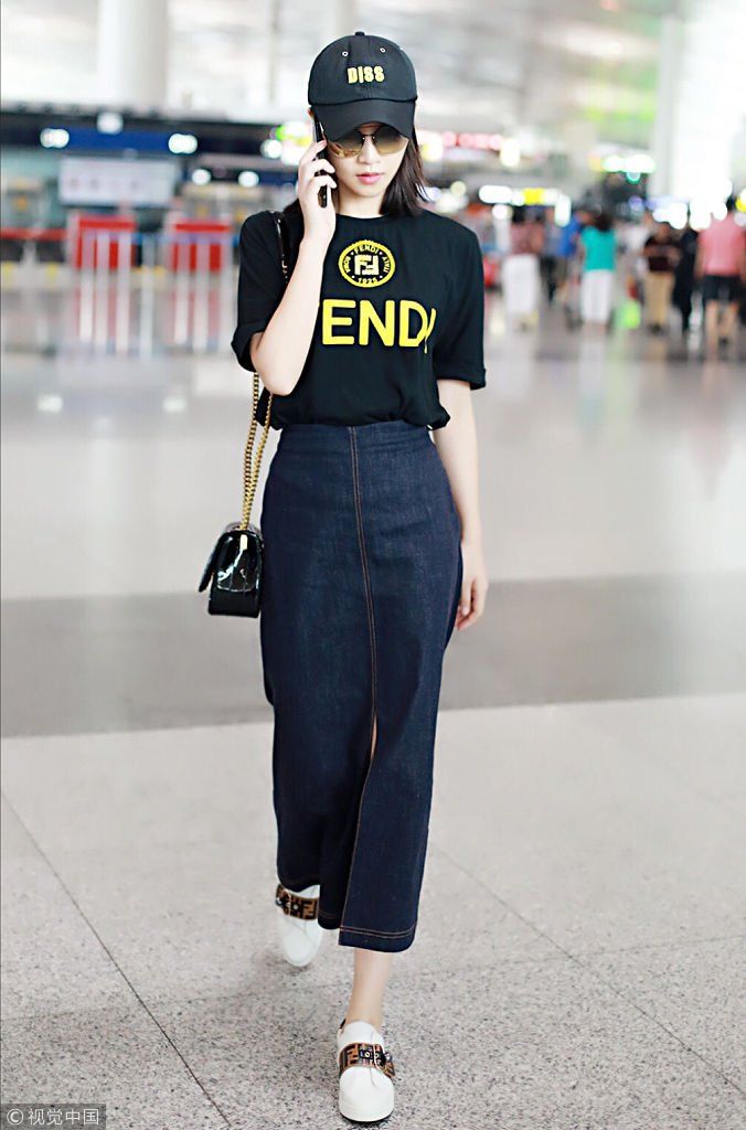 蓝盈莹黑T配牛仔长裙变时髦精 边走边打电话似与男友曹骏传情