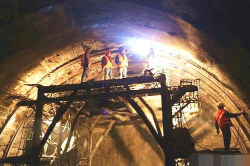  进度@中国最难开凿隧道：每天耗1吨炸药，日均作业进度4米凿通需