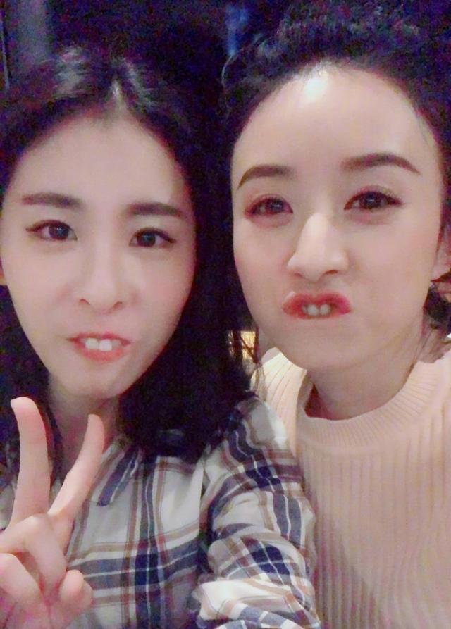  『台下』关系很好的朋友，台上赵丽颖和张碧晨美得像仙女，台下俏皮可爱！