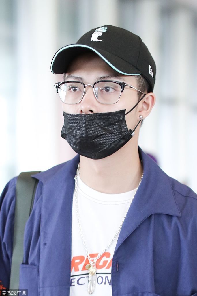 95后小鲜肉张铭恩戴口罩露鼻孔 收粉丝礼物潮男范十足