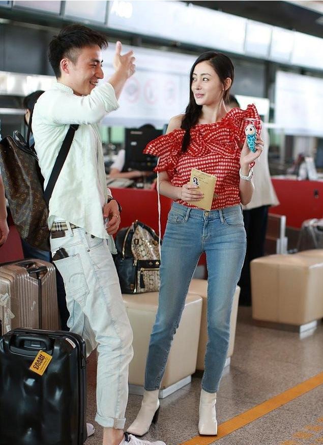 张天爱把八千多的衣服穿成了“桌布”，网友:真是白瞎了这件衣服