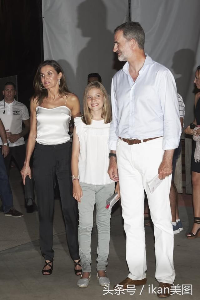 西班牙王后莱蒂齐亚90年代的时尚凉鞋，引爆时尚潮流