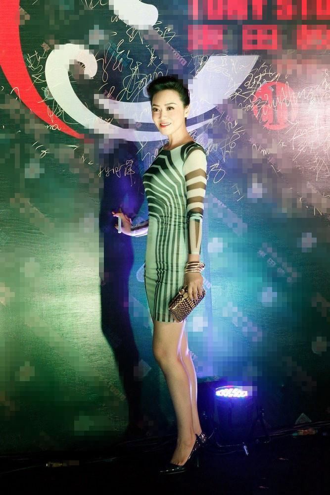 闫妮“臀大惊人”, 紧身裙子压力很大, 不愧是风情万种的佟掌柜!