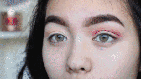 瘦成漫画腿的赵薇学小姑娘画欧美妆，只换了个眉形就老10岁