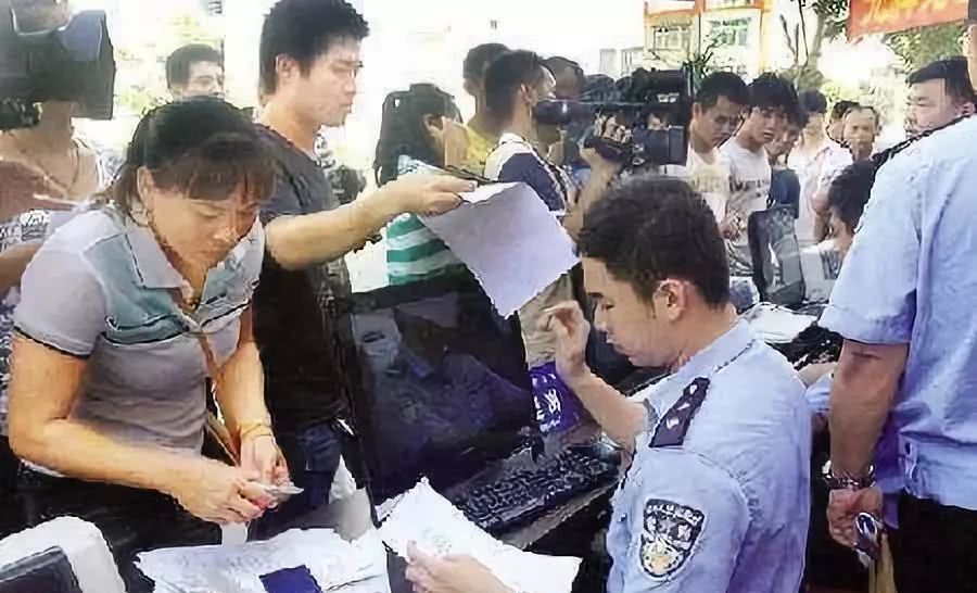  「取消」年检终于传来好消息，“两取消一废除”，老百姓排队检
