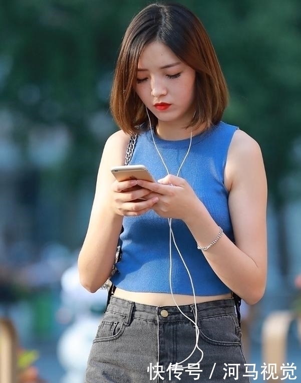  独特|街拍：穿搭很端庄的小姐姐，站着都有一种独特的美