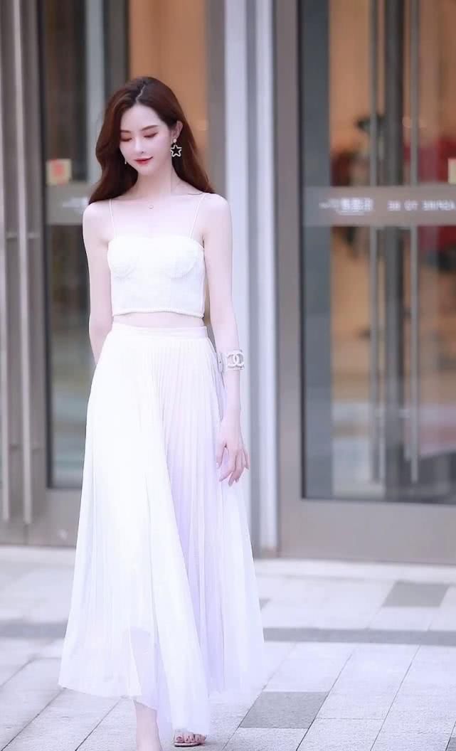  整体风格|一身白色长裙，有一种不食烟火之美