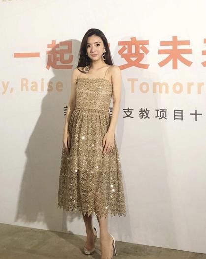 穿衣:方媛穿衣品味在线,白色上衣搭配牛仔裤,基础款意外穿出高级感
