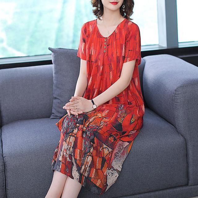 不否认!这“欧货”素雅裙真洋气嫩美，53岁老婆穿年轻20岁