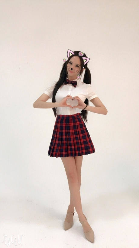 俏丽精致的萌系美女，不同穿搭美的千娇百媚，清澈眼神纯美动人